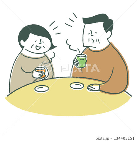 お茶を飲む高齢男女 134403151