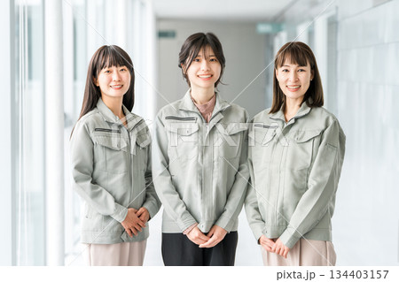 作業着・作業衣服を着た製造業・建築業・運送業・建設業の女性スタッフ 作業着・作業衣服を着た製造業・建築業・運送業・建設業の女性スタッフ 134403157