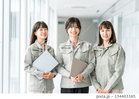 作業着・作業衣服を着た製造業・建築業・運送業・建設業の女性スタッフ 134403165