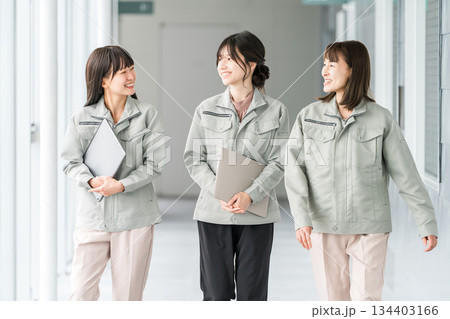 作業着・作業衣服を着た製造業・建築業・運送業・建設業の女性スタッフ 作業着・作業衣服を着た製造業・建築業・運送業・建設業の女性スタッフ 134403166