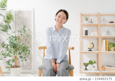 椅子に座ってくつろぐ女性 134403175