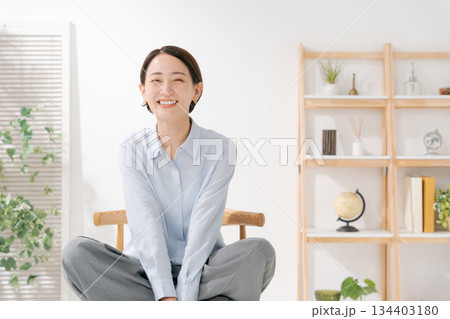 椅子に座ってくつろぐ女性 134403180