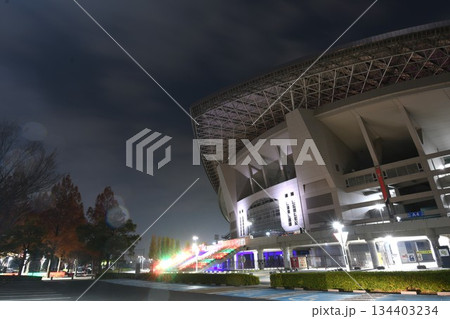 ライトアップされた夜の埼玉スタジアム 134403234