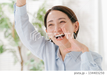 呼びかけをする30代女性 134403250