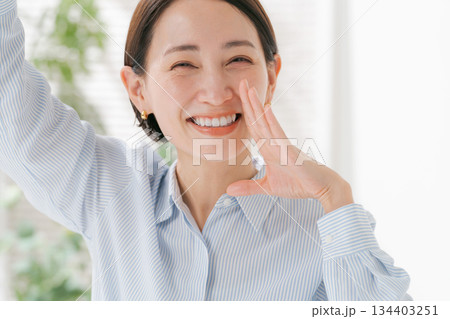 呼びかけをする30代女性 134403251