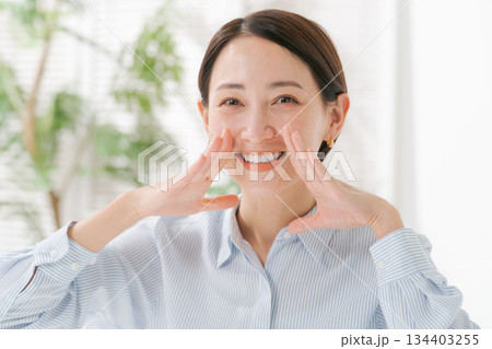 呼びかけをする30代女性 134403255