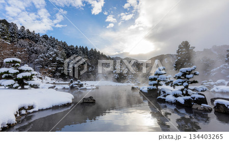 雪の積もった温泉 134403265
