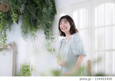 かわいい店舗に入り笑顔で選ぶ若い女性のガーリーなファッションライフスタイル かわいい店舗に入り笑顔で選ぶ若い女性のガーリーなファッションライフスタイル 134403400