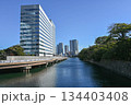 浜離宮恩賜庭園　大手門橋から見た築地川と都市風景 134403408