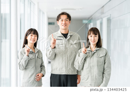 作業着・作業衣服を着た製造業・建築業・運送業・建設業の男女スタッフ 134403425