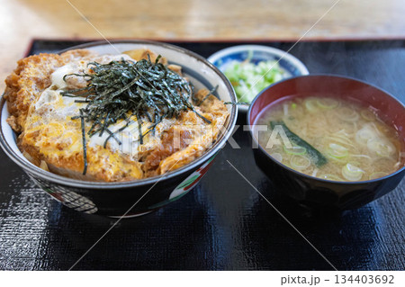 丼ぶりに入った熱々かつ丼 134403692