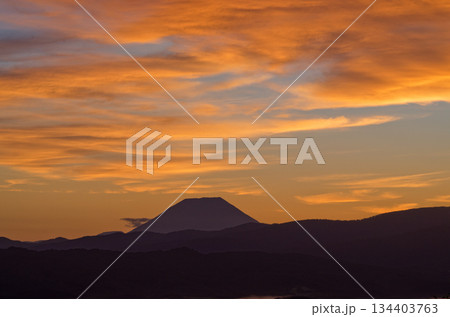 朝焼けに染まる羊蹄山と雲海 朝焼けに染まる羊蹄山と雲海 134403763