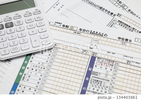 確定申告書と電卓 確定申告書と電卓 134403861