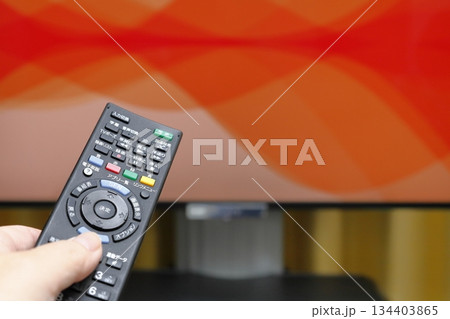 テレビのリモコンを操作する人1 テレビのリモコンを操作する人1 134403865