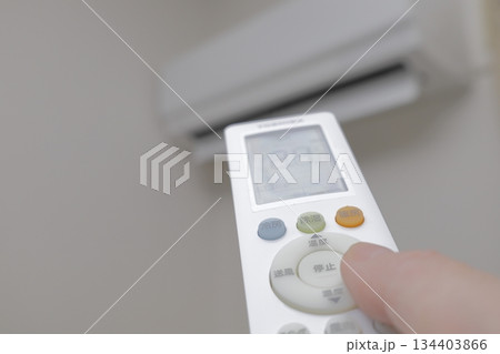エアコンをリモコンで操作する 134403866