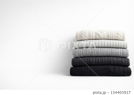モノトーンの折り畳んだニットセーターの積み重ね 134403917
