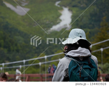 観光名所上高地の梓川沿岸で写真撮影する観光客の姿 観光名所上高地の梓川沿岸で写真撮影する観光客の姿 134403928