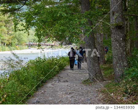 観光名所上高地の梓川沿岸で散歩する観光客の姿 観光名所上高地の梓川沿岸で散歩する観光客の姿 134403930