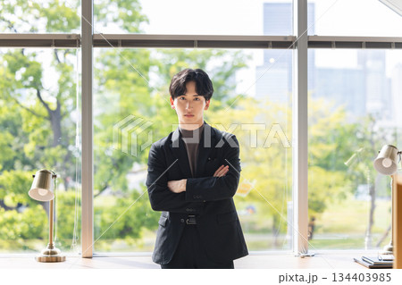 腕を組むビジネスマン 134403985