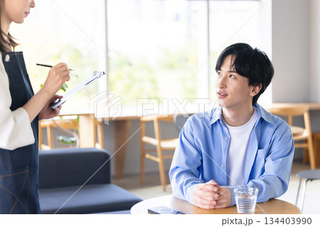 カフェで注文する男性 134403990