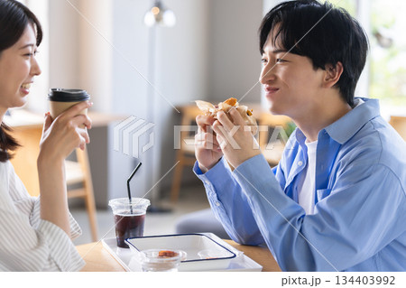 カフェでコーヒーを飲む男女 134403992