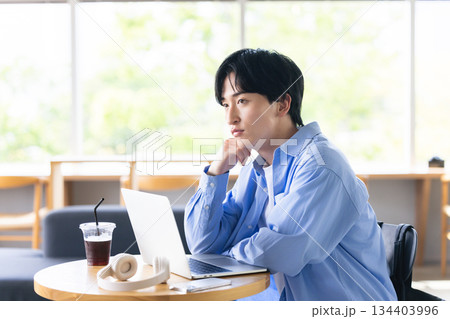 カフェで仕事をする男性 134403996