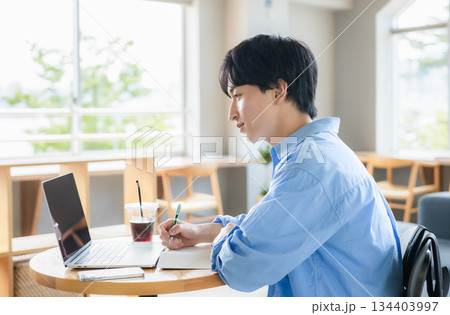 カフェで仕事をする男性 134403997