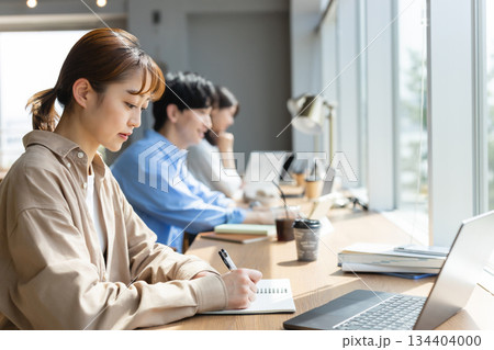 ビジネスパーソン 134404000