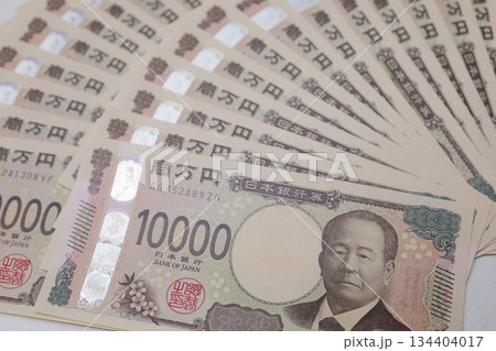 扇状に並べた1万円札3 扇状に並べた1万円札3 134404017