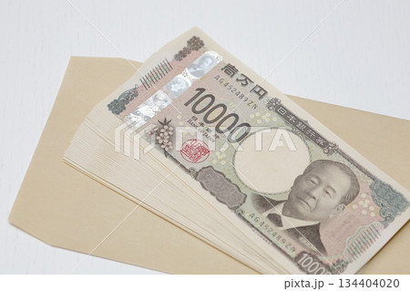 1万円札と封筒 1万円札と封筒 134404020