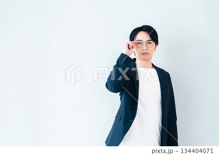 メガネをかけたビジネスマン 134404071