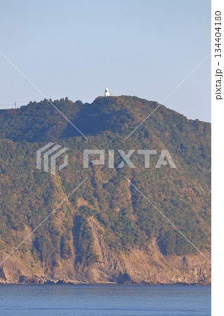 洋上から眺めた都井岬灯台（宮崎県串間市） 134404180