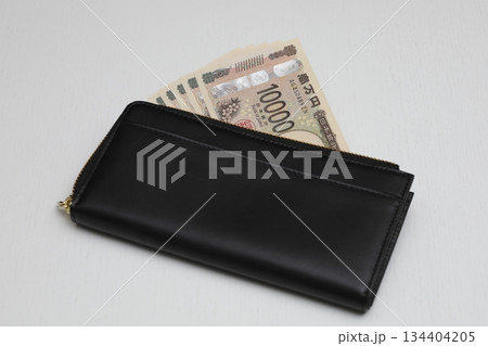 黒い財布と1万円札1 黒い財布と1万円札1 134404205
