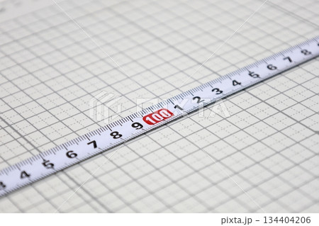 巻き尺で長さを測る 134404206