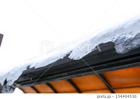 ガレージ、車庫、屋根、氷、積雪、車、自動車、雪、冬景色、雪景色、北海道、戸建て住宅、住宅、カーポート 134404530
