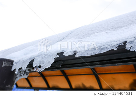 ガレージ、車庫、屋根、氷、積雪、車、自動車、雪、冬景色、雪景色、北海道、戸建て住宅、住宅、カーポート ガレージ、車庫、屋根、氷、積雪、車、自動車、雪、冬景色、雪景色、北海道、戸建て住宅、住宅、カーポート 134404531