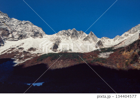 朝焼けの涸沢渓谷 134404577