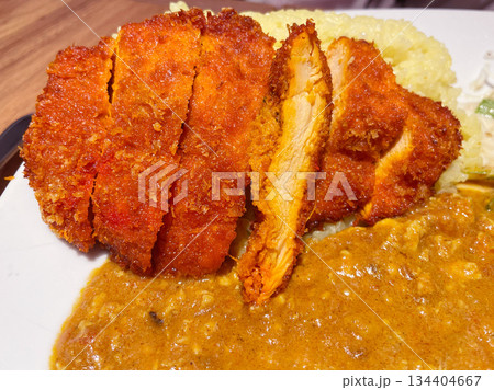 タンドリーチキンカツカレー スパイシーなチキンカツのカレー 134404667