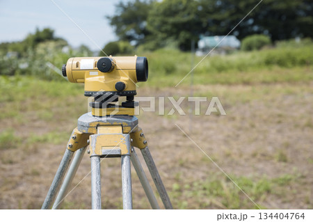 建設現場の測量機器イメージ 134404764