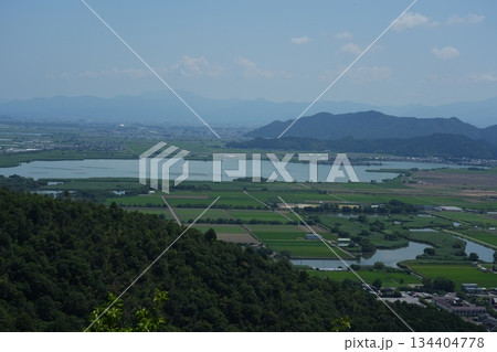八幡山から見下ろす夏の大中干拓地と八幡の水郷方面 134404778