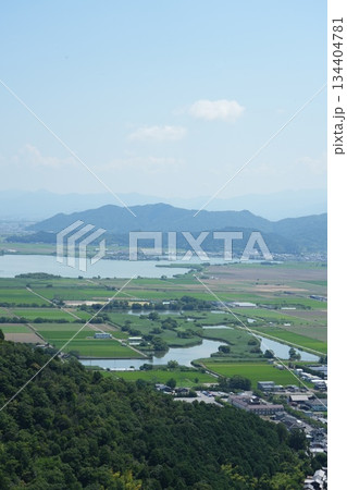八幡山から見下ろす夏の大中干拓地と八幡の水郷方面 八幡山から見下ろす夏の大中干拓地と八幡の水郷方面 134404781