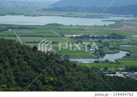 八幡山から見下ろす夏の大中干拓地と八幡の水郷方面 八幡山から見下ろす夏の大中干拓地と八幡の水郷方面 134404782