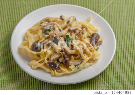 キノコのクリームパスタ キノコのクリームパスタ 134404982