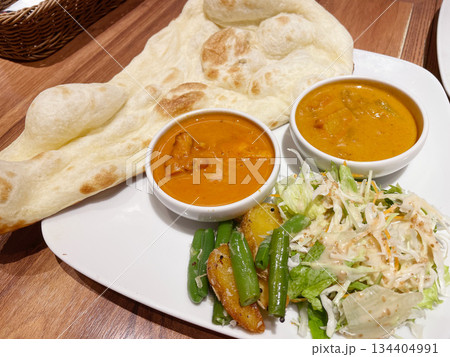 ナンとバターチキンカレーと野菜カレー インドの本格カレーセット ナンとバターチキンカレーと野菜カレー インドの本格カレーセット 134404991