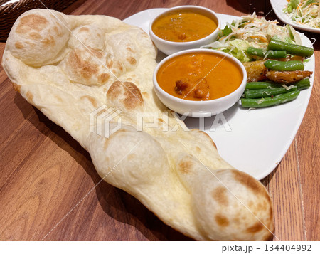 ナンとバターチキンカレーと野菜カレー 134404992