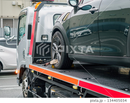 積載車に積まれた輸入車 積載車に積まれた輸入車 134405034