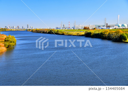 笹目橋／荒川より下流(戸田橋)方向、東京都板橋区新河岸方面を望む(東京都板橋区)【2025.11】 134405084