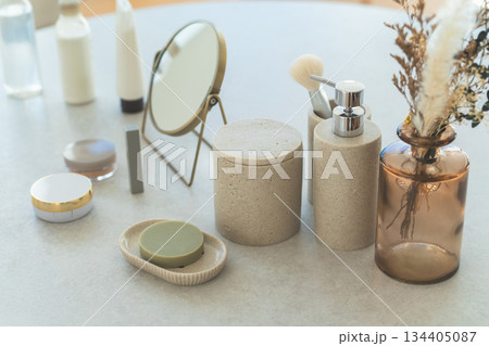 テーブルの上にあるメイク道具,コスメ,化粧品,卓上ミラー 134405087
