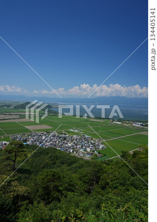 夏の八幡山から俯瞰する湖岸の水田地帯と青空のコピースペース 134405141