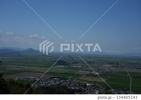 夏の八幡山から俯瞰する三上山と湖南の平野 夏の八幡山から俯瞰する三上山と湖南の平野 134405143